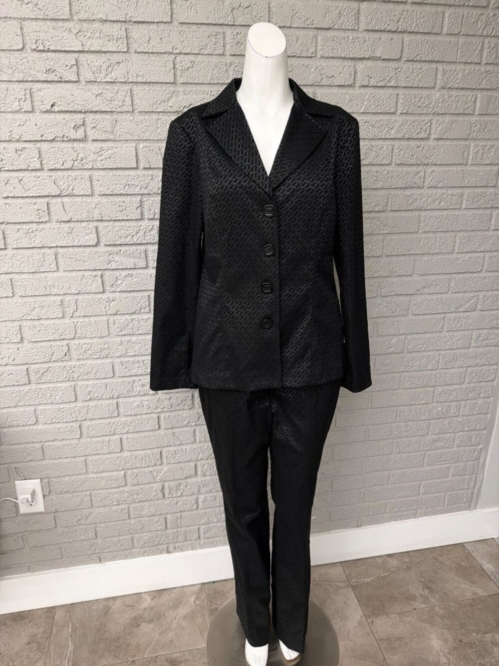 Juliana Collection Women's Black Textured Satin 2PCS Pant Suit Size 6